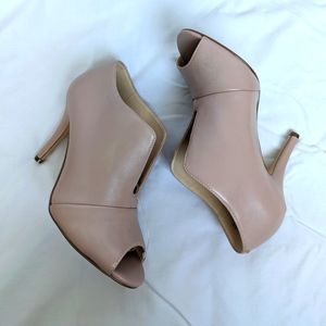 Never worn: Nine West Nude Peep Toe Heels